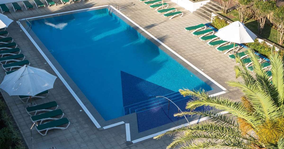 Een foto van het zwembad bij Azoris Royal Garden Hotel