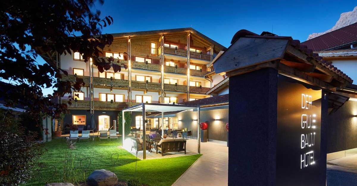 Een foto van de buitenkant van Hotel Der Grüne Baum
