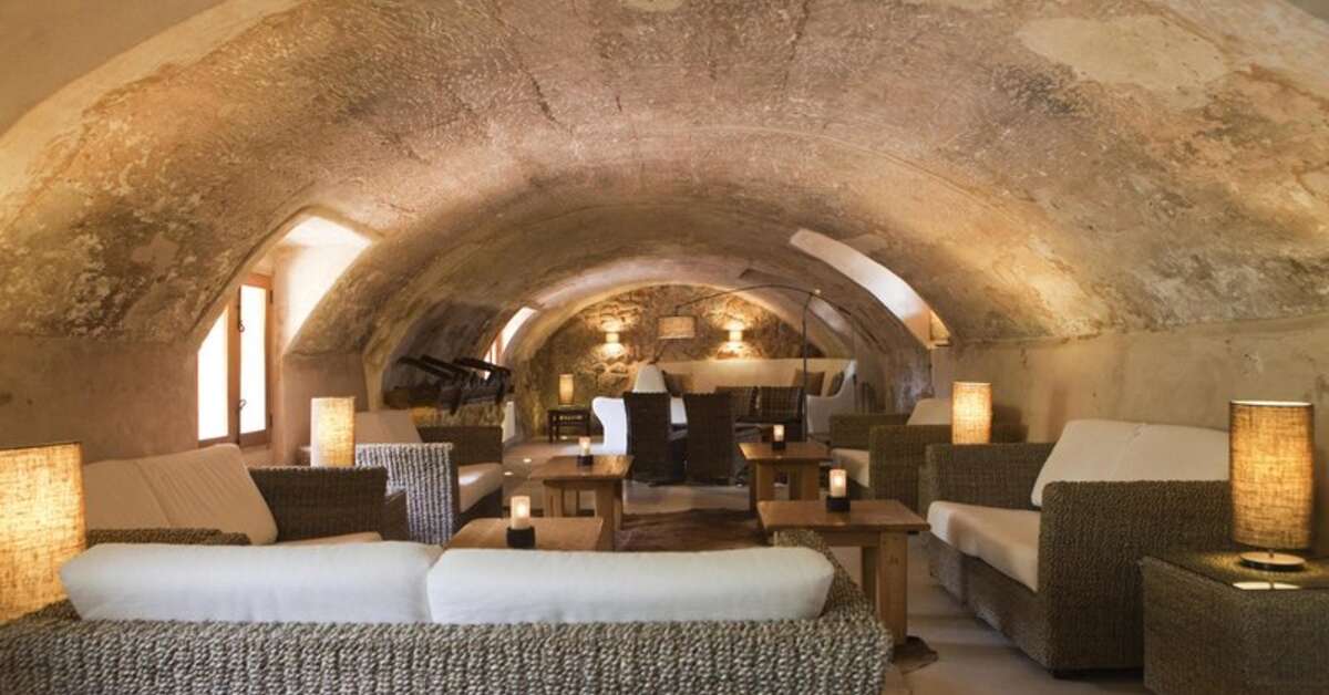 Een foto van het interieur van Hotel Es Port