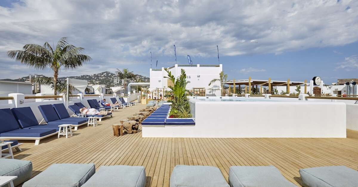 Een foto van het terras bij Hotel Delamar