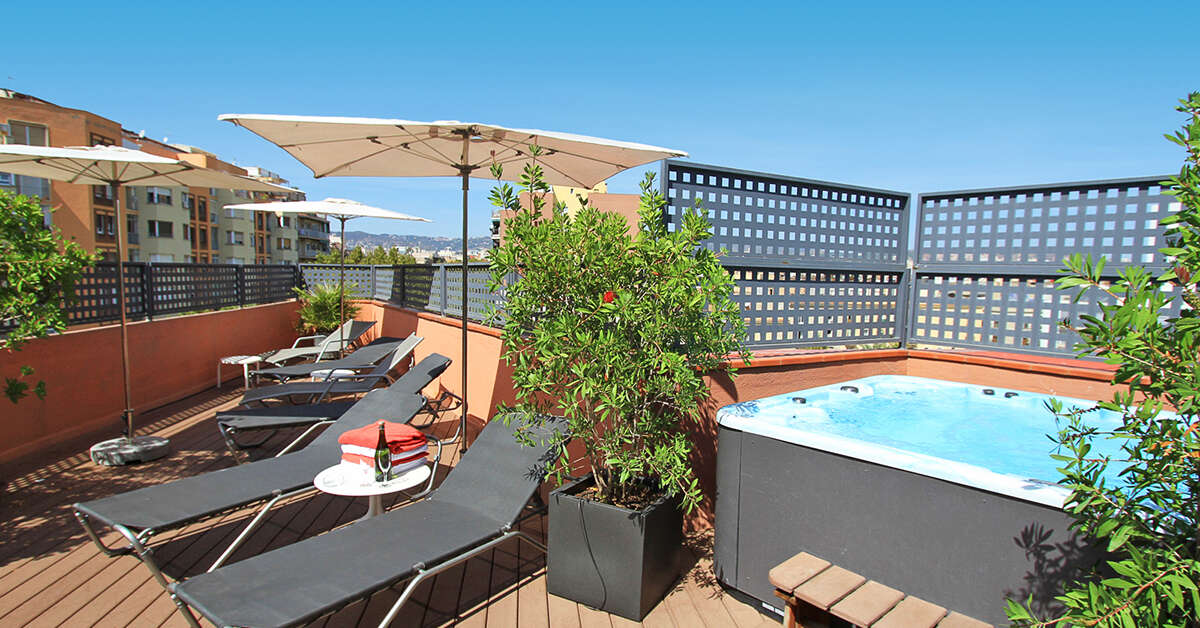 Ein Foto von der Terrasse im Hotel Garbi Millenni