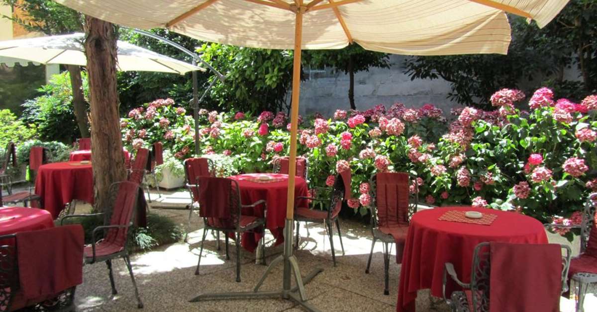 Een foto van het terras bij Hotel Amadeus