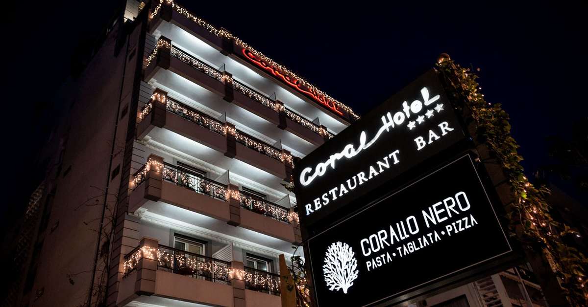 Een foto van de buitenkant van Coral Hotel