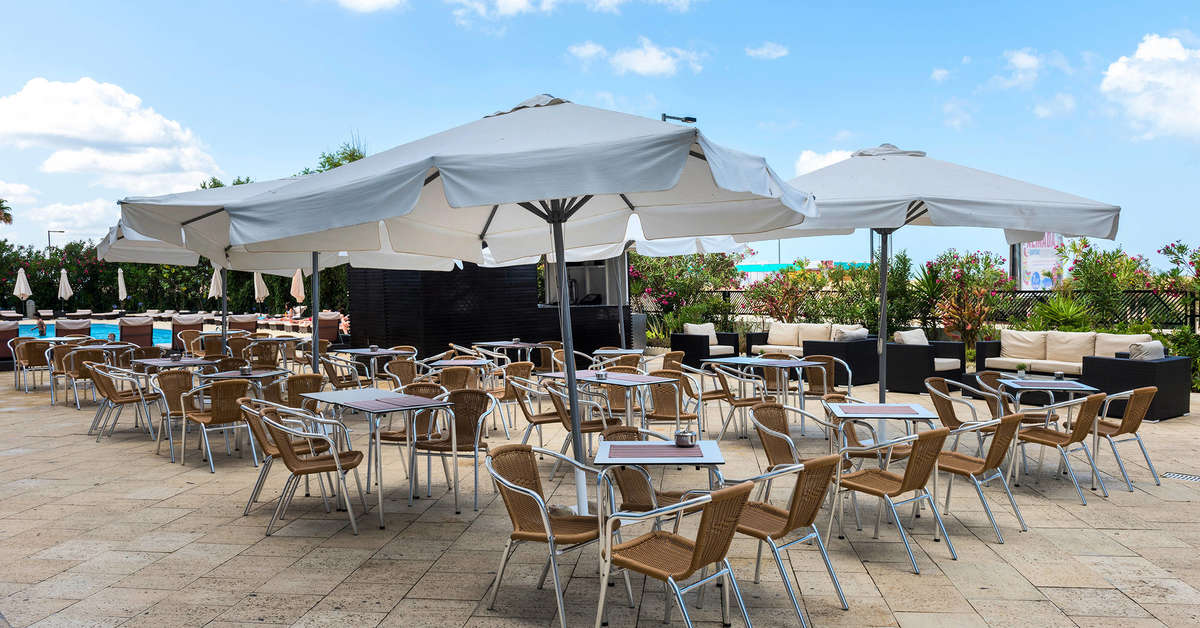 Een foto van het terras bij Tryp by Wyndham Lisboa Caparica Mar Hotel