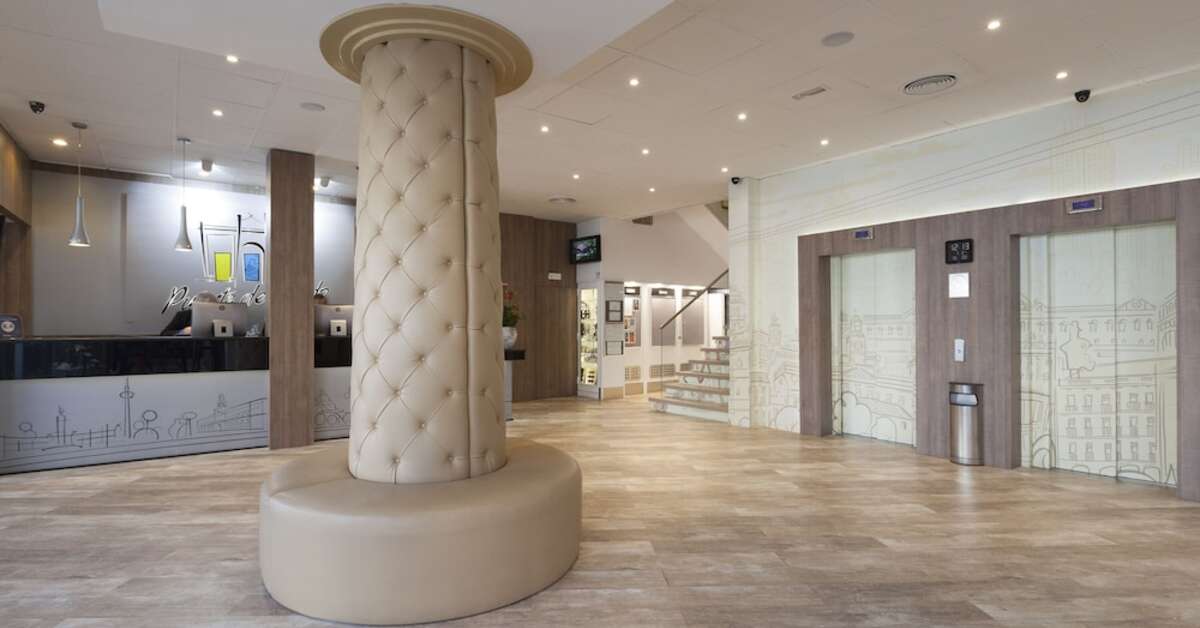 Een foto van het interieur van Hotel Puerta de Toledo