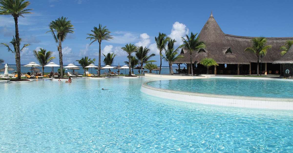 Een foto van het zwembad bij LUX Belle Mare