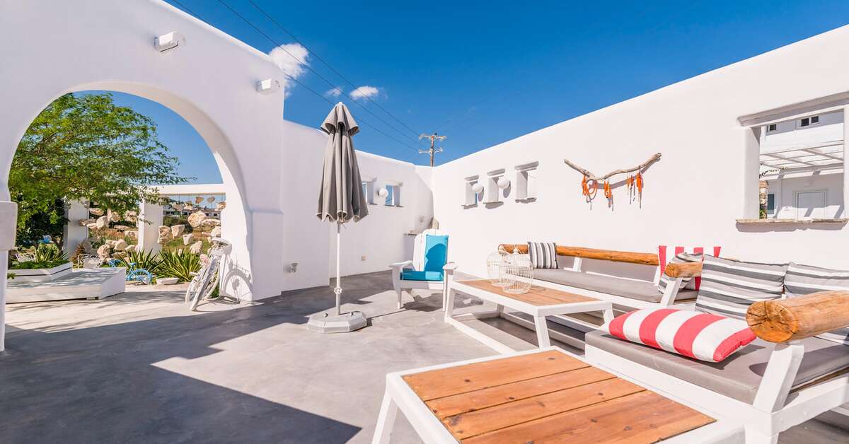 Een foto van het terras bij Kouros Exclusive Hotel