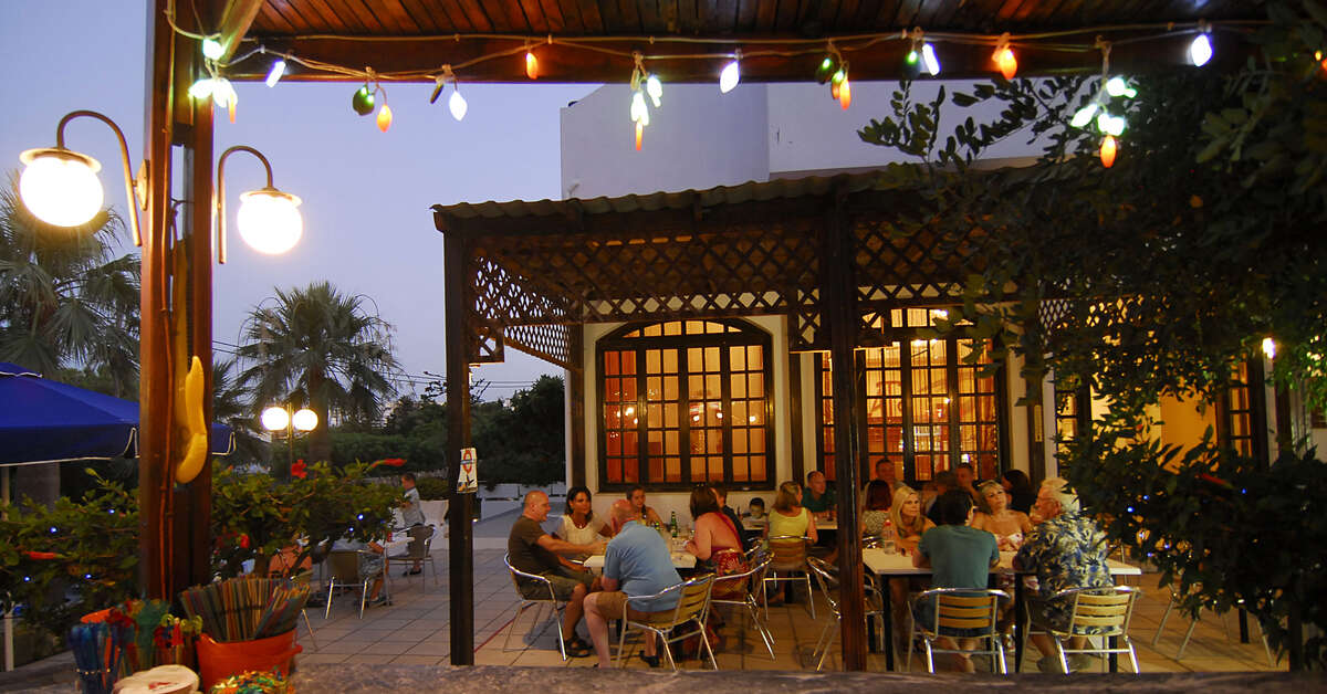 Een foto van het terras bij Lato Hotel
