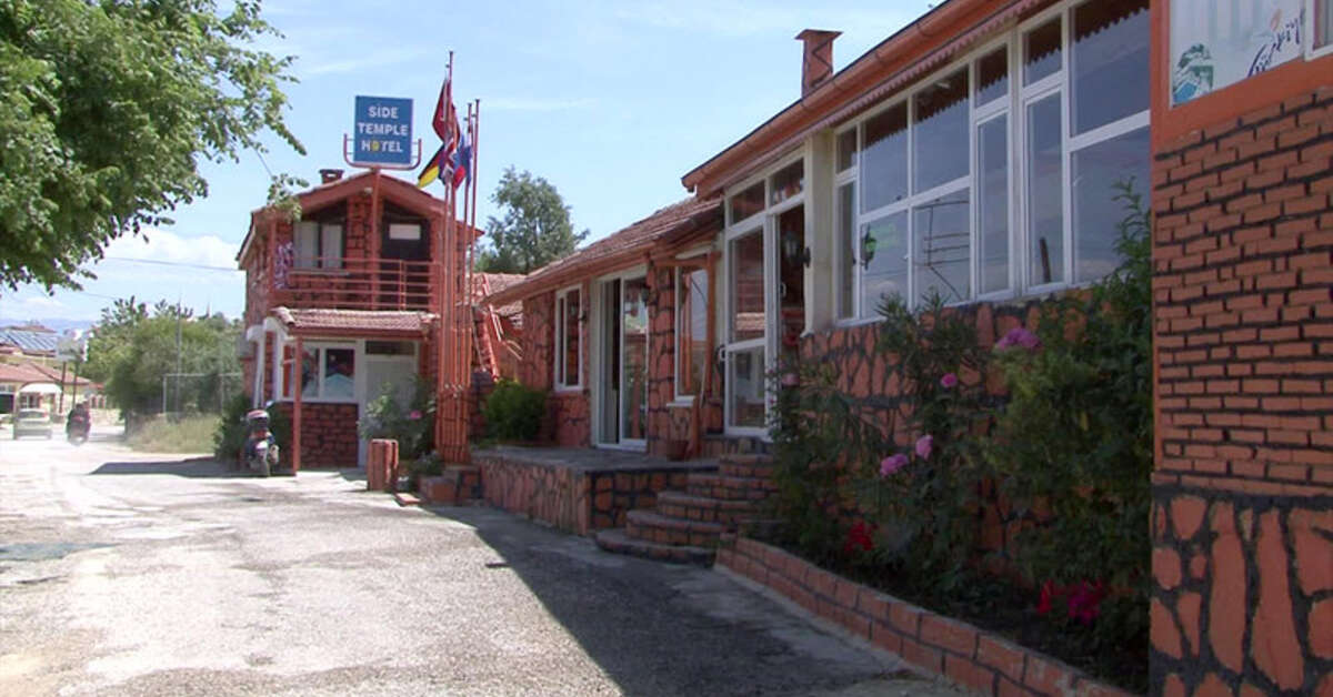 Een foto van de buitenkant van Side Temple Hotel
