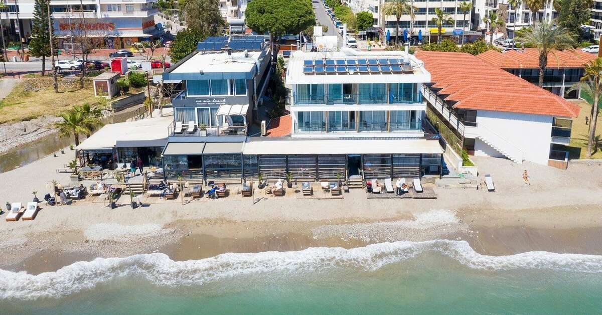 Een foto van de buitenkant van En Vie Beach Boutique Hotel