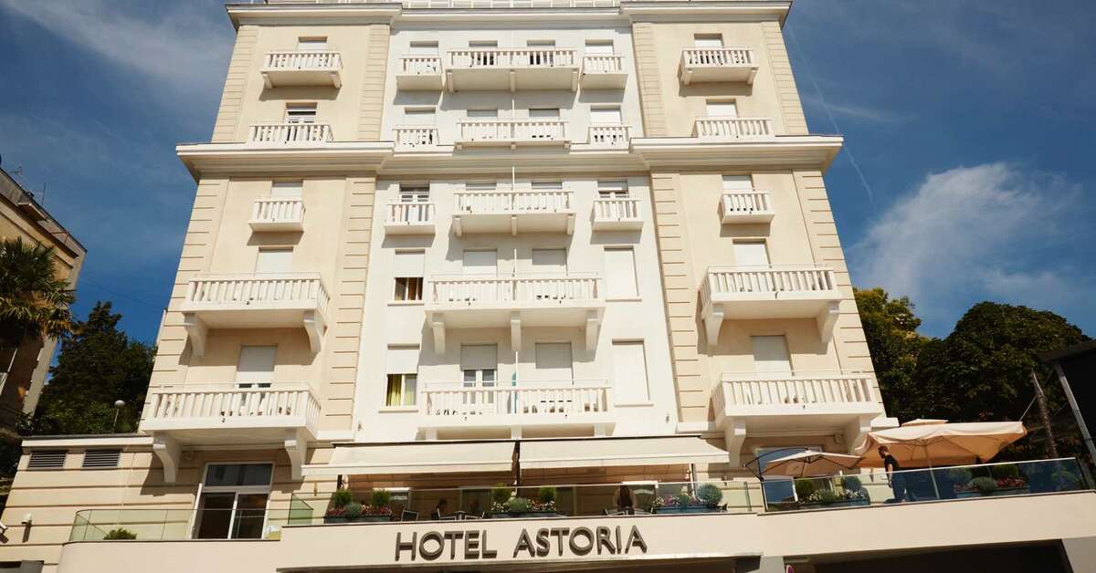 Een foto van de buitenkant van Hotel Astoria