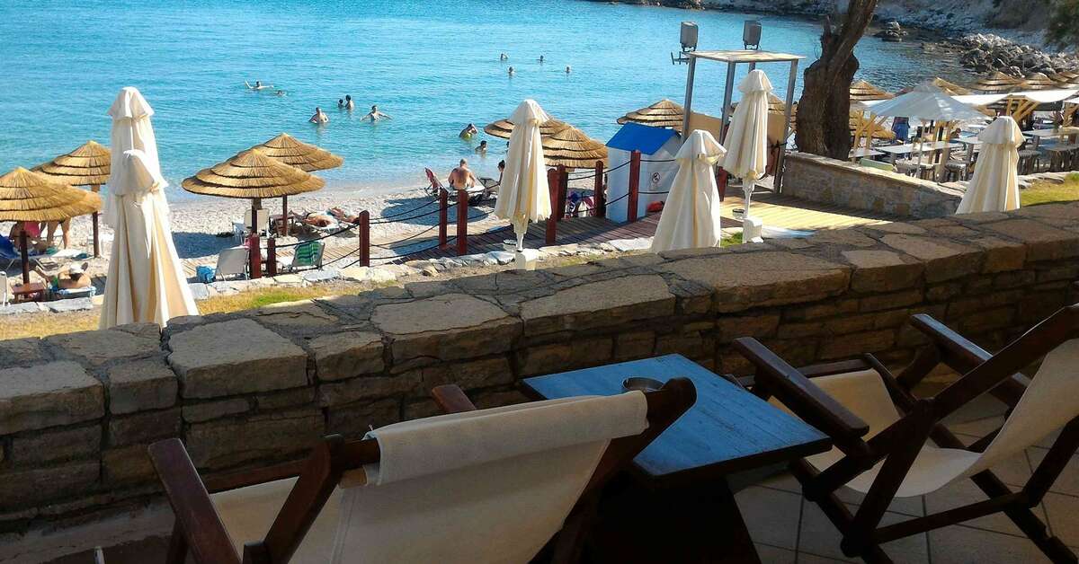 Een foto van het terras bij Glicorisa Beach Hotel