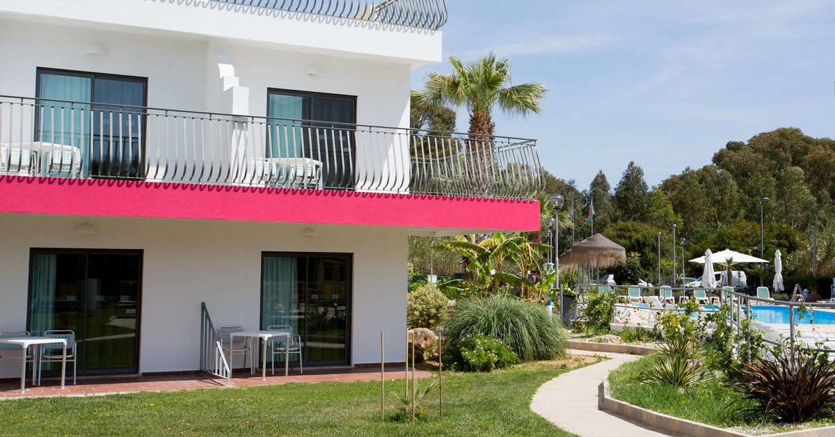Een foto van de buitenkant van Bayside Salgados Appartementen