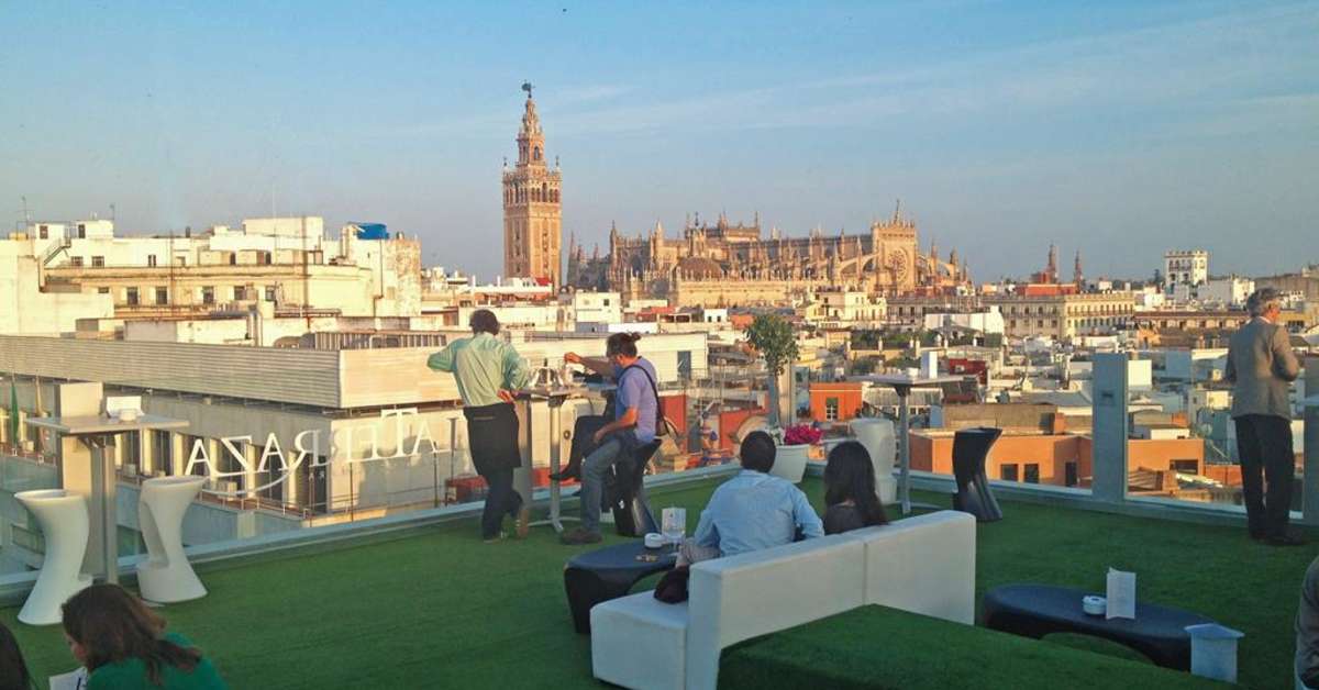 Een foto van het terras bij Hotel Inglaterra