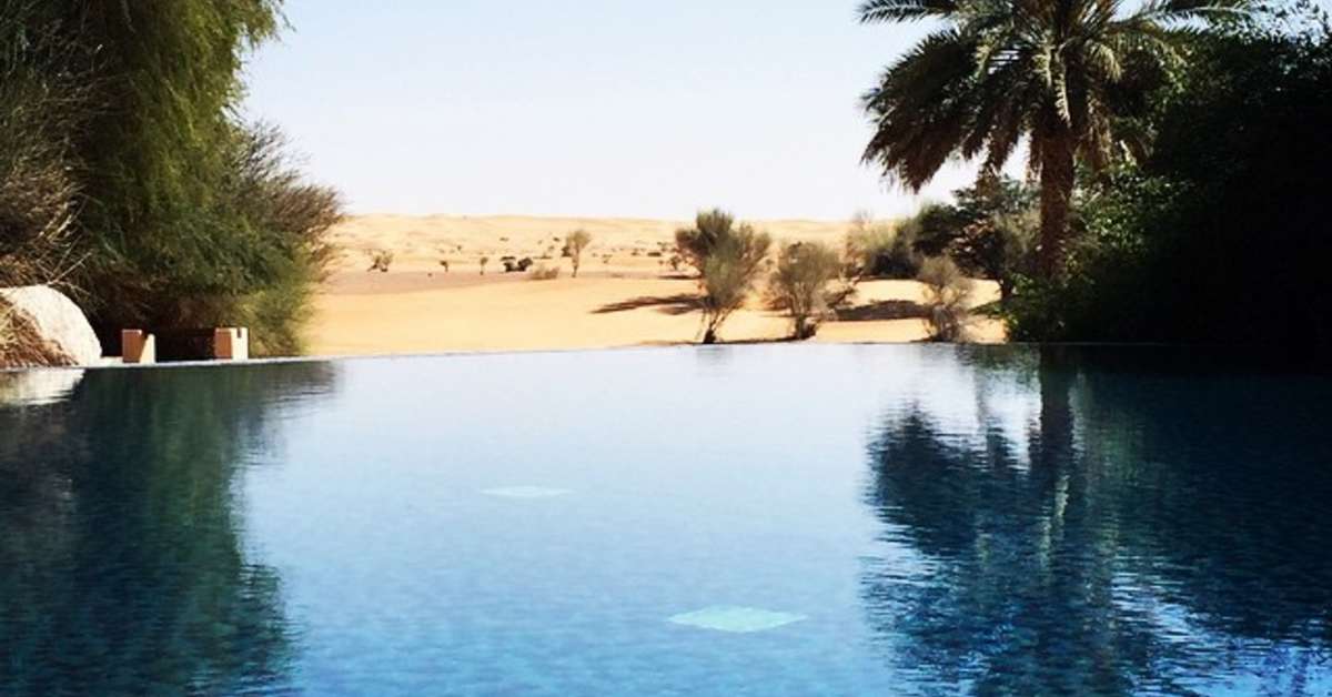Een foto van het zwembad bij Al Maha Resort