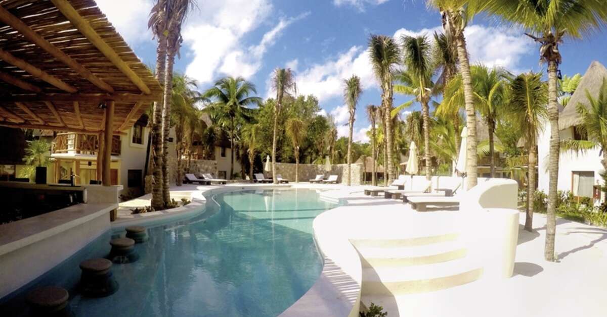 Een foto van het zwembad bij Mahekal Beach Resort