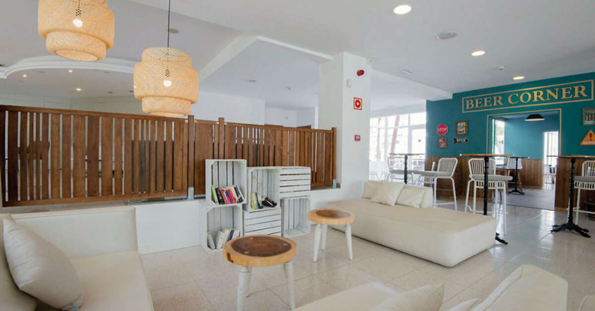 Een foto van het interieur van Globales Cala Bona Suites