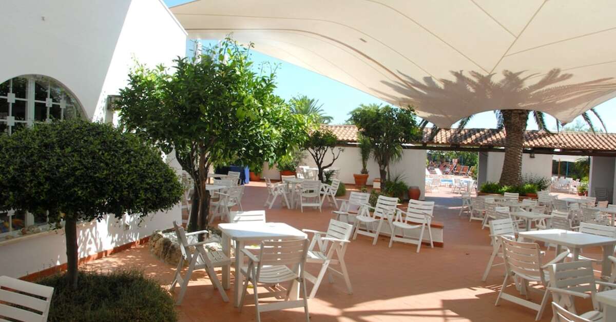 Een foto van het terras bij Ostuni Rosa Marina Resort
