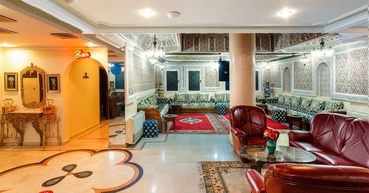 Een foto van het interieur van Hotel Akabar