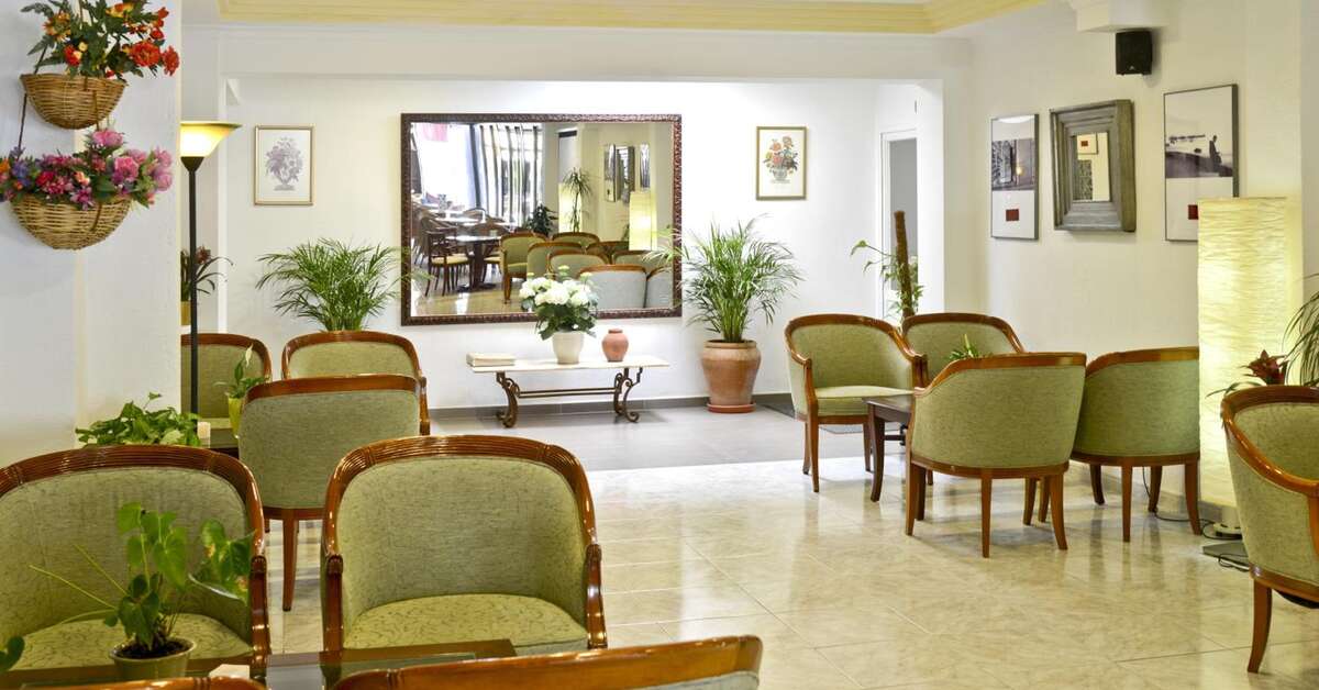 Een foto van het interieur van Hotel Amoros