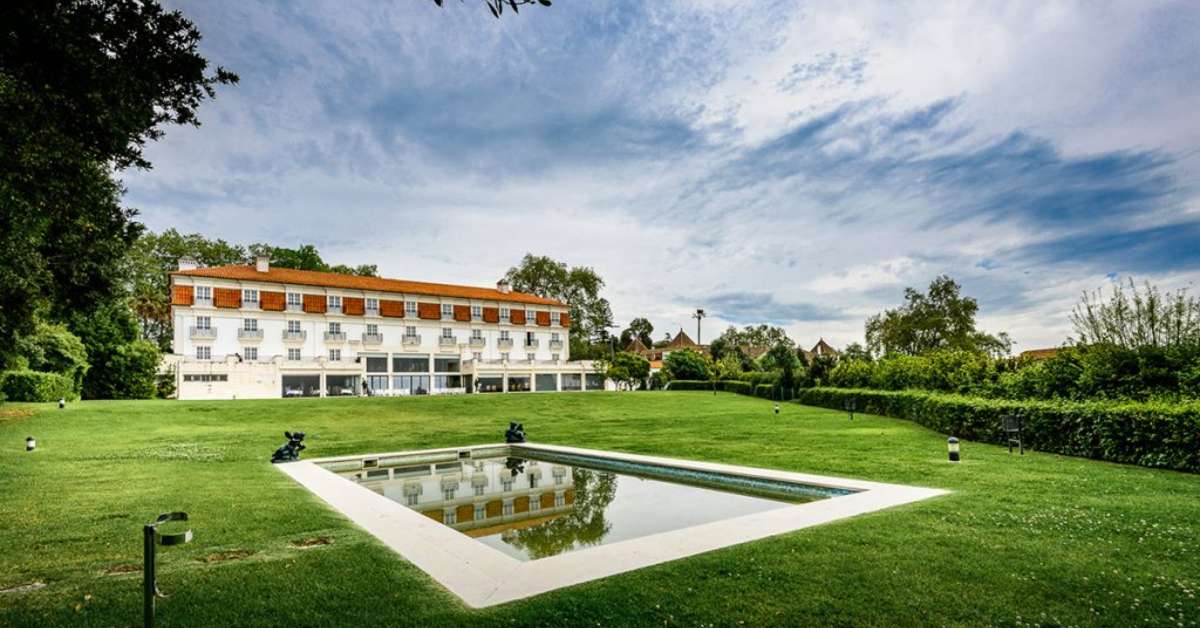 Een foto van de buitenkant van Conimbriga Hotel do Paco
