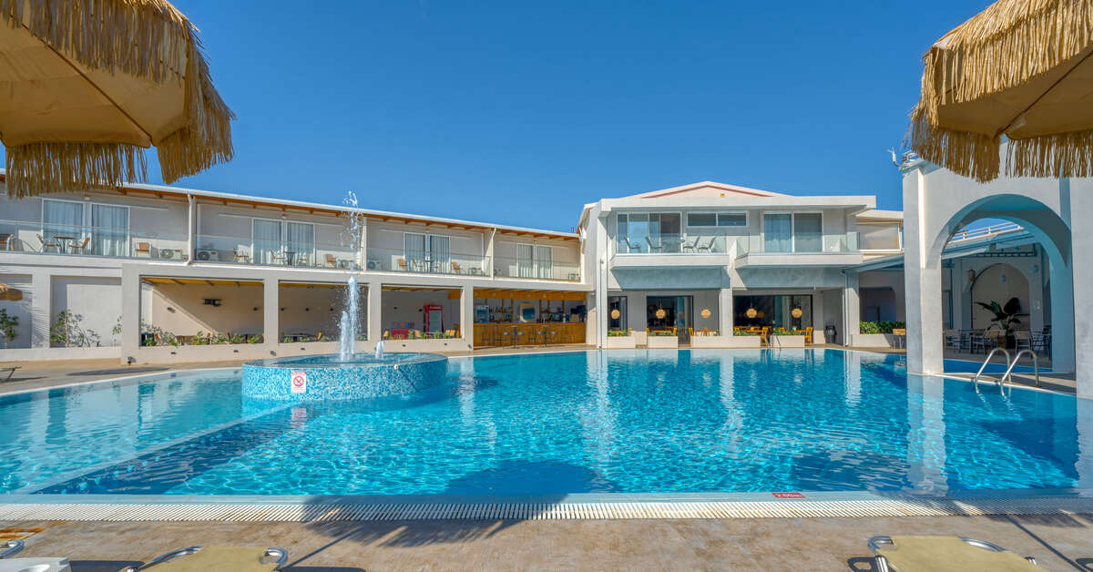 Een foto van het zwembad bij Papillon Hotel