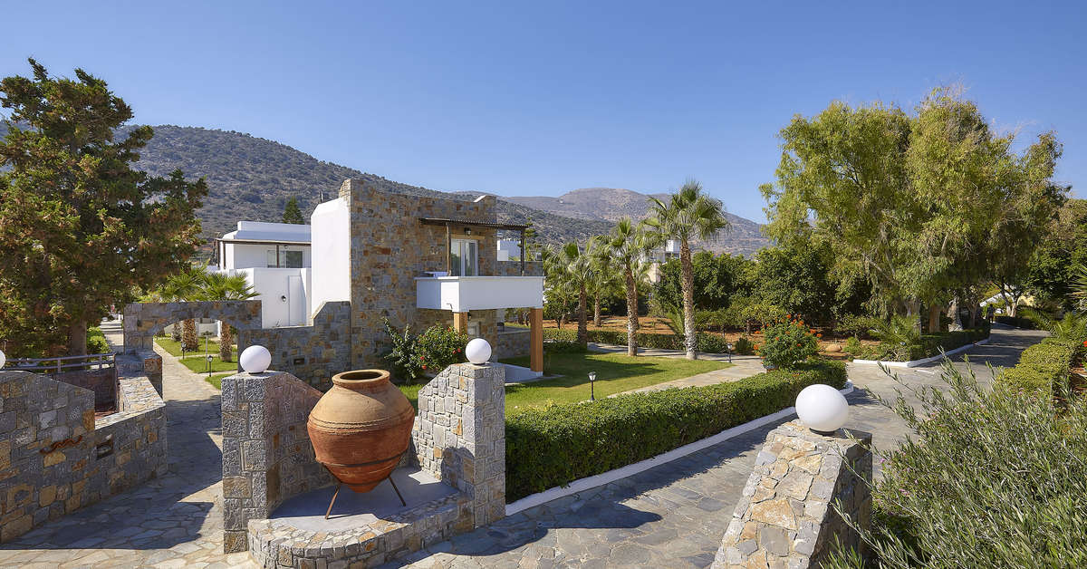 Een foto van de buitenkant van Alexander Beach Hotel & Village
