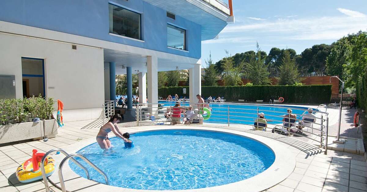 Een foto van het zwembad bij Hotel Piramide Salou