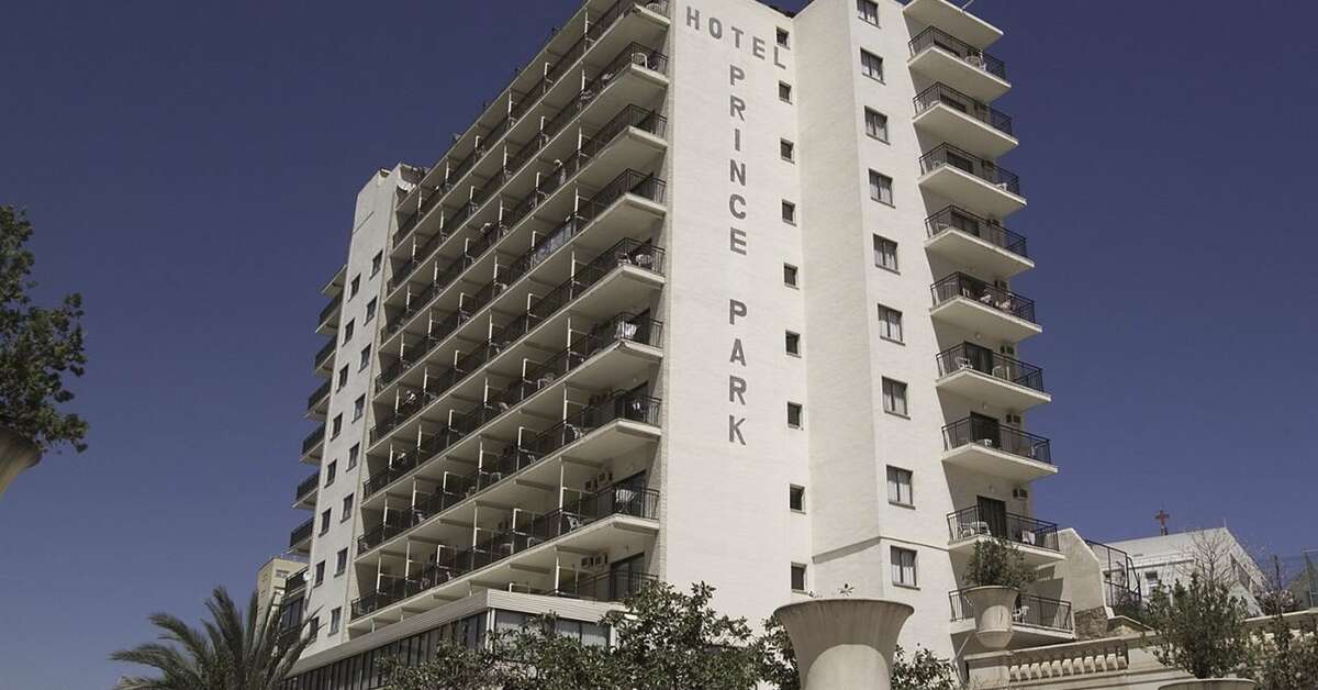 Een foto van de buitenkant van Hotel Prince Park