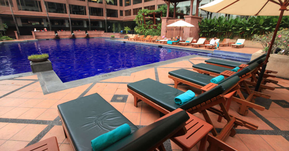 Een foto van het zwembad bij Ramada Plaza by Wyndham Bangkok Menam Riverside