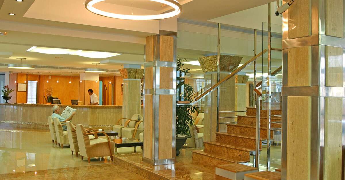 Een foto van het interieur van Invisa Hotel La Cala