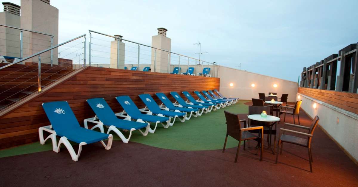 Een foto van het terras bij Hotel Port Eugeni