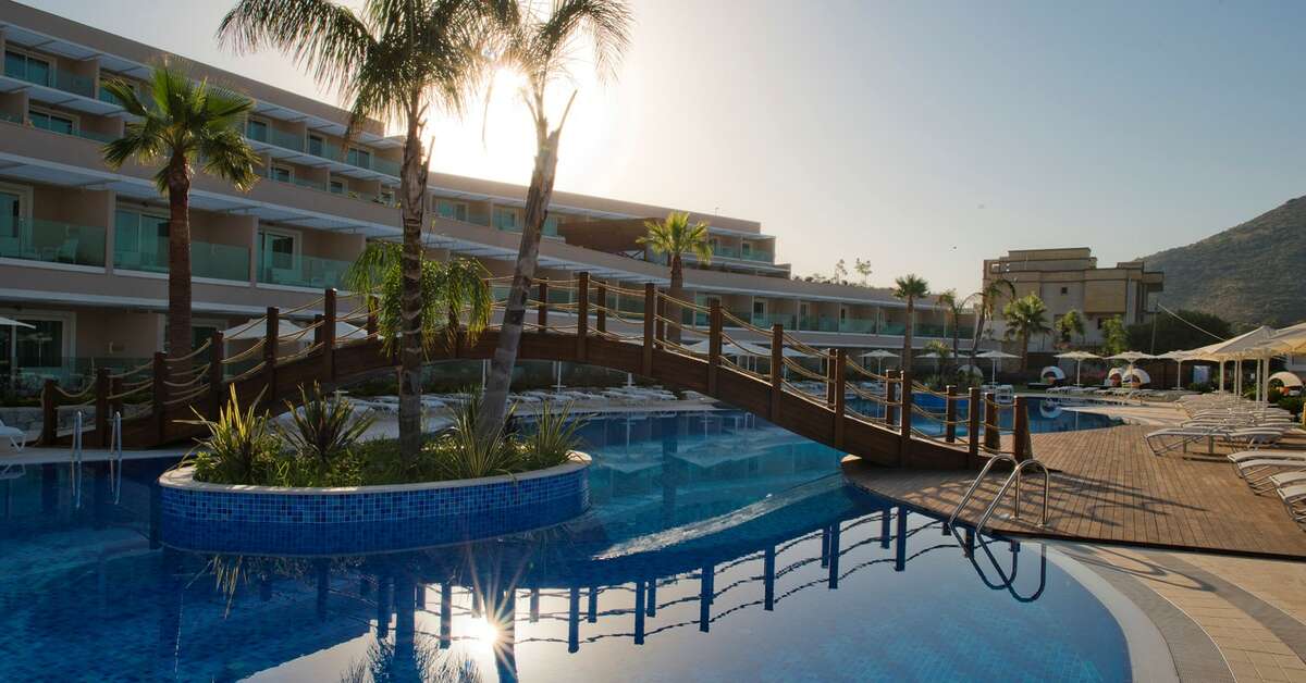 Een foto van het zwembad bij Bellazure Hotel