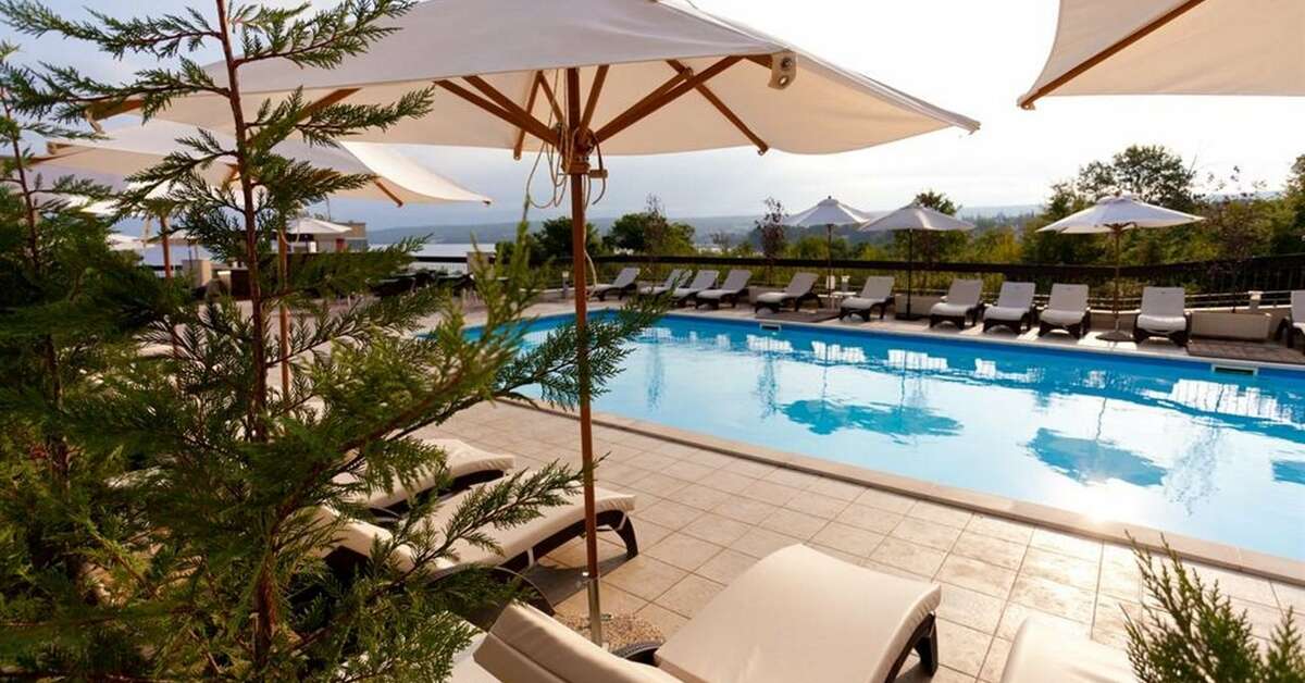 Een foto van het zwembad bij Blue Waves Resort