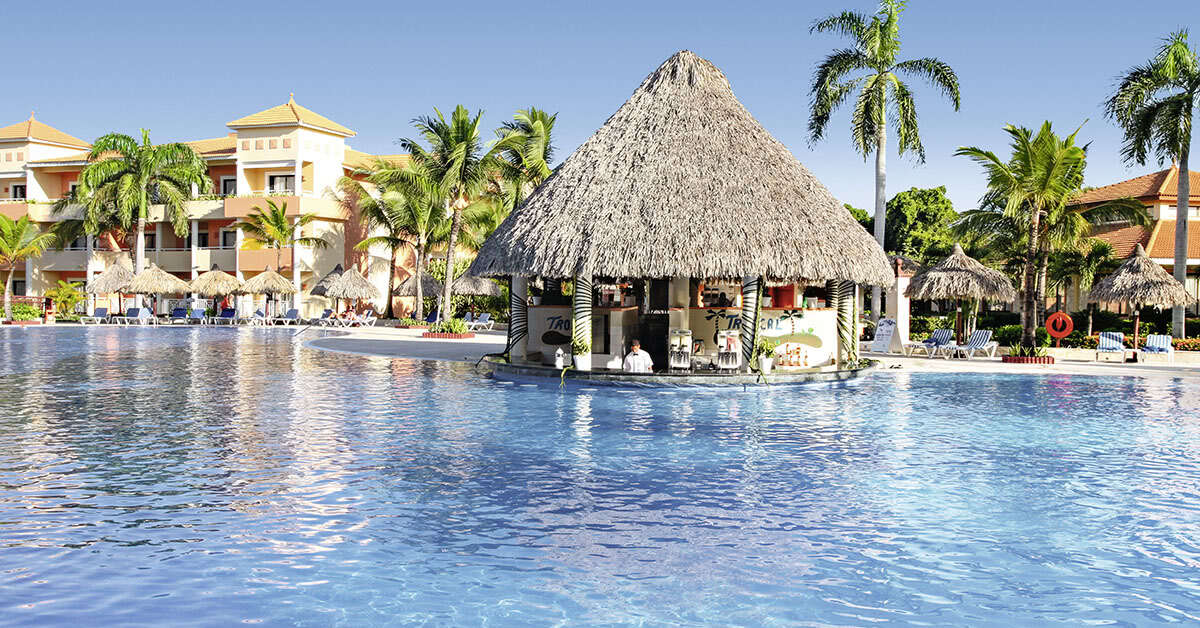 Een foto van het zwembad bij Grand Bahia Principe Turquesa