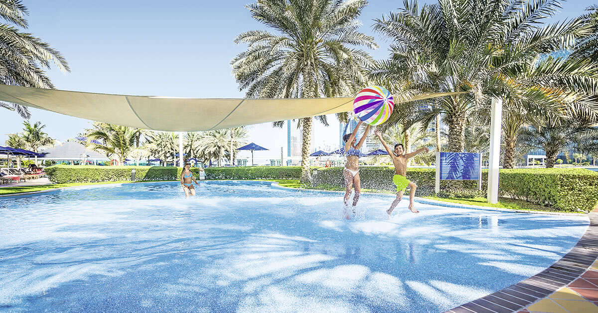 Een foto van het zwembad bij Beach Rotana