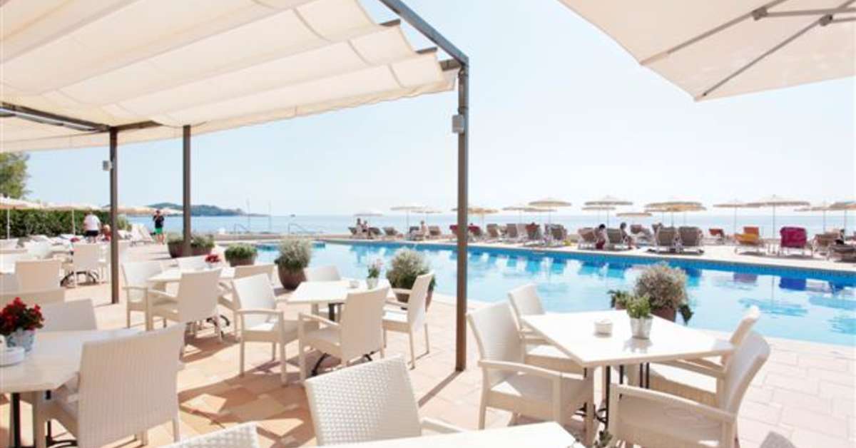 Een foto van het terras bij Grupotel Aguait Resort & Spa