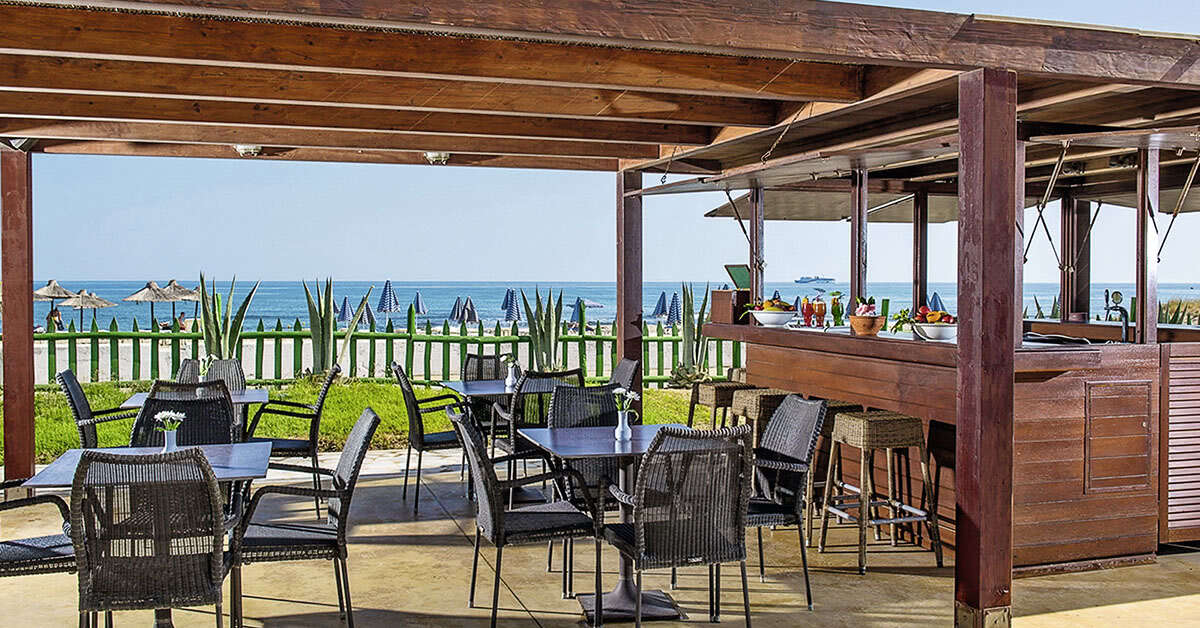Een foto van het terras bij Bella Beach Hotel