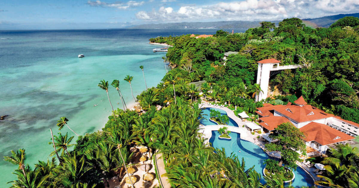 Een foto van het zwembad bij Luxury Bahia Principe Cayo Levantado
