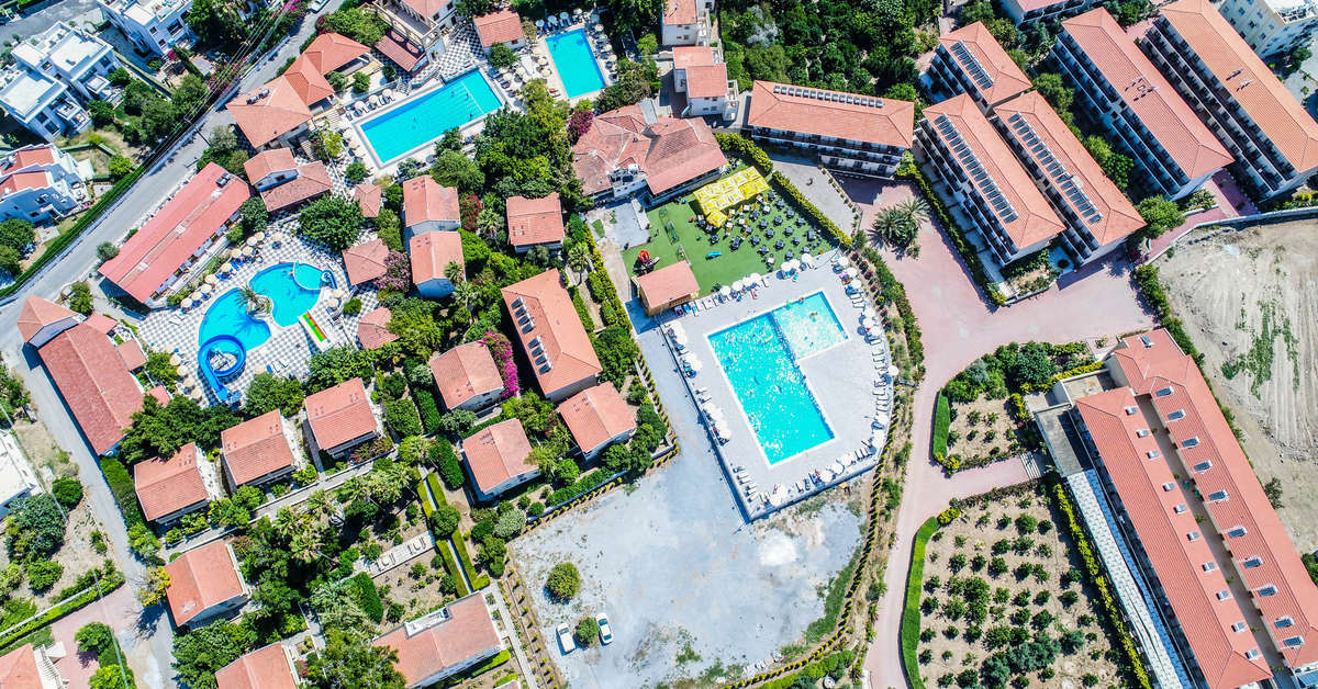 Een foto van het zwembad bij Riverside Garden Resort