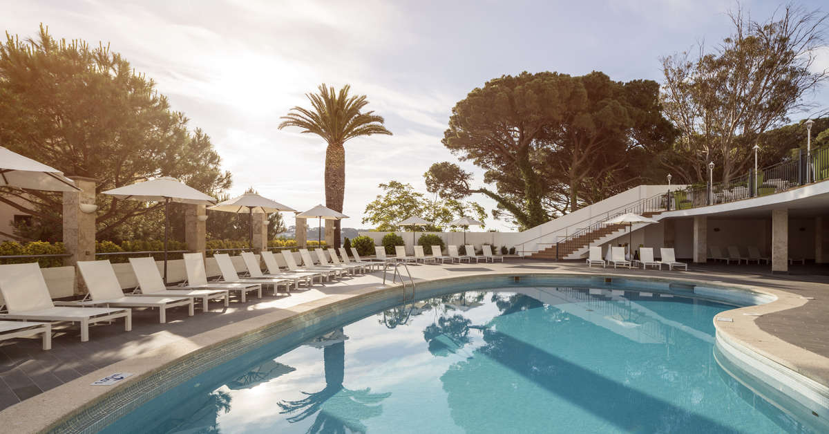 Een foto van het zwembad bij Hotel Ilunion Caleta Park