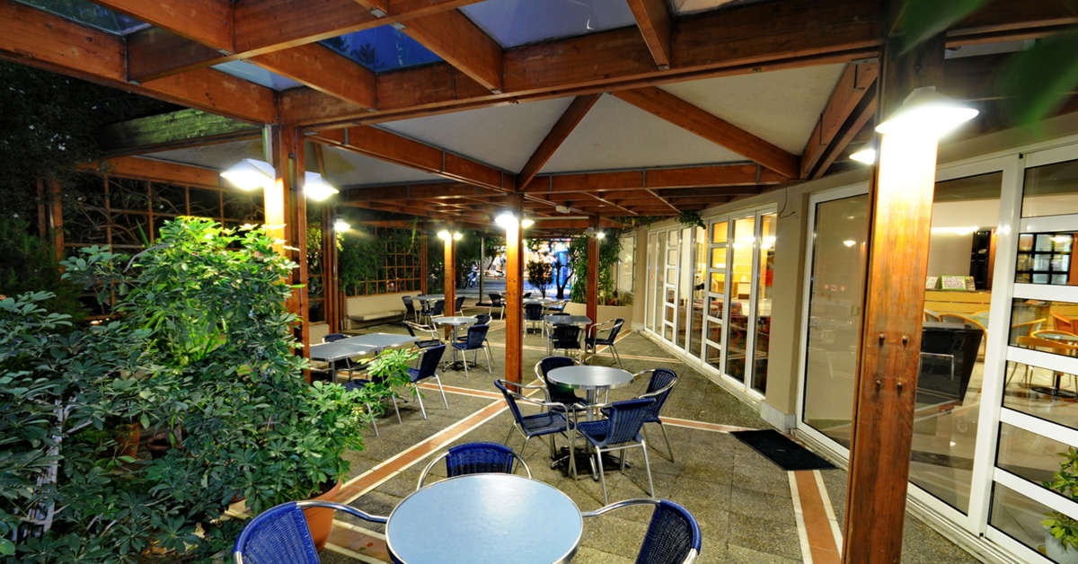 Een foto van het terras bij Maritina Hotel