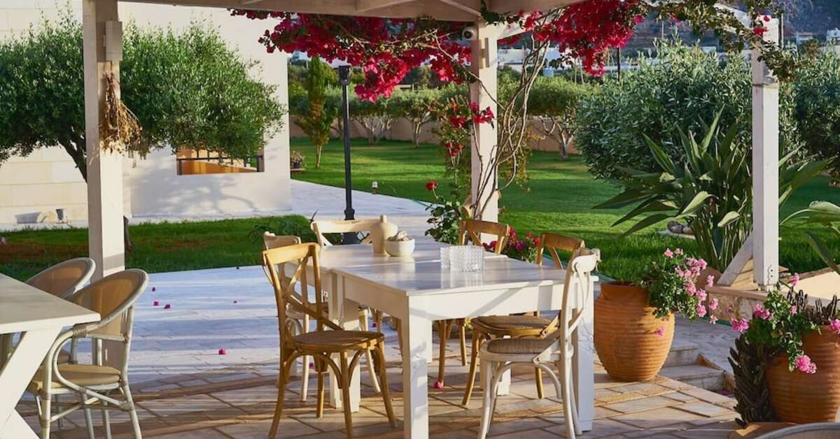 Ein Foto von der Terrasse im Golden Bay Hotel