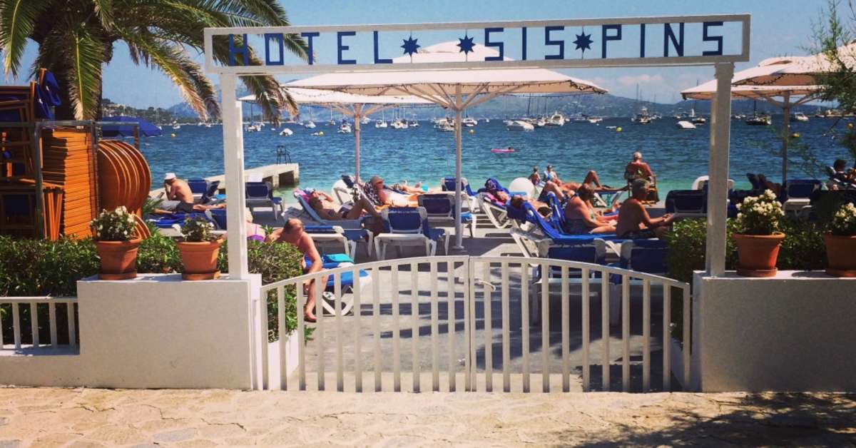 Ein Foto von der Außenansicht des Sis Pins Hotel