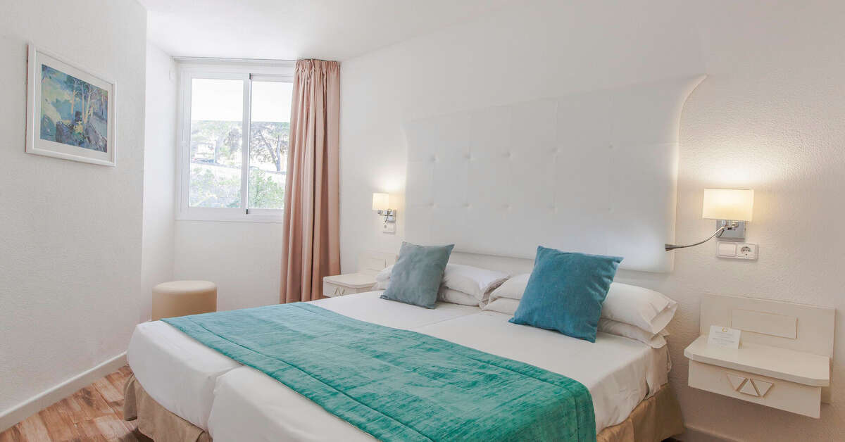 Ein Foto Fergus Style Cala Blanca Suites