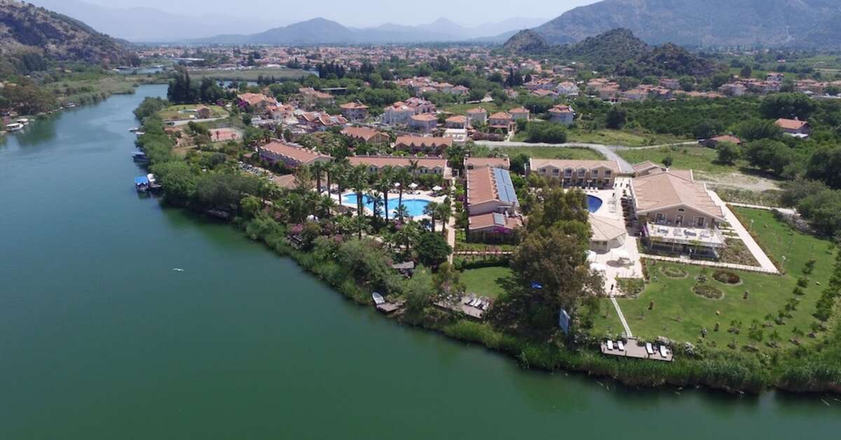Een foto van de buitenkant van Dalyan Resort Hotel