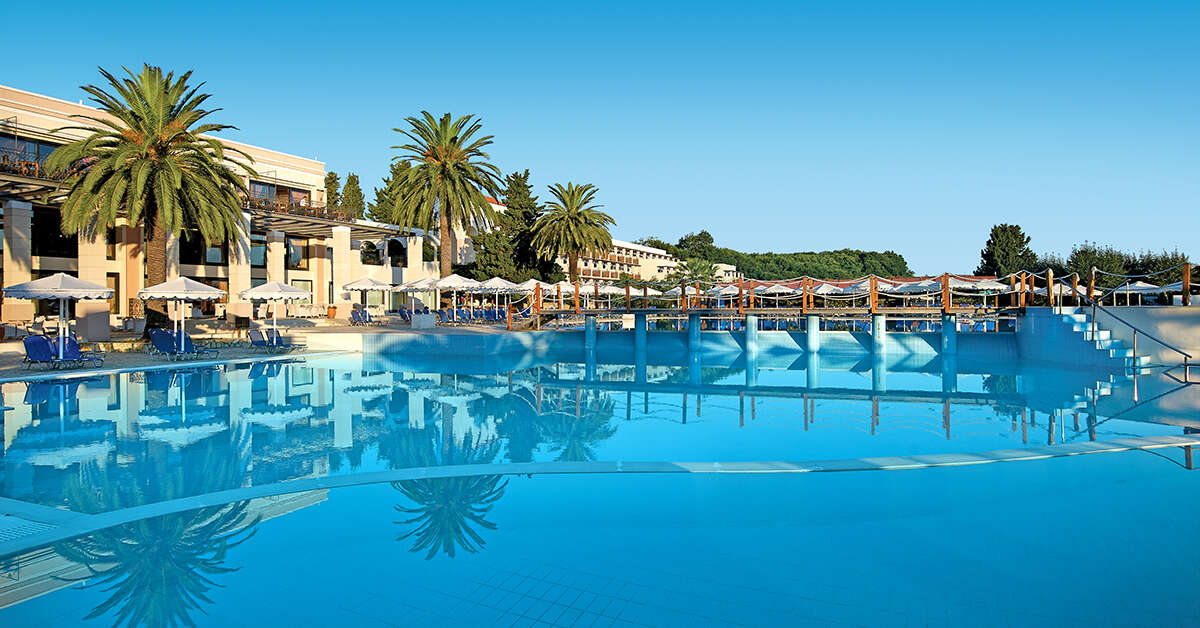 Een foto van het zwembad bij Roda Beach Resort & Spa