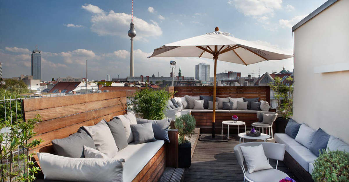 Een foto van het terras bij Hotel Amano
