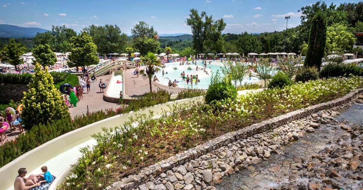 Een foto van het terras bij hu Norcenni Girasole Village