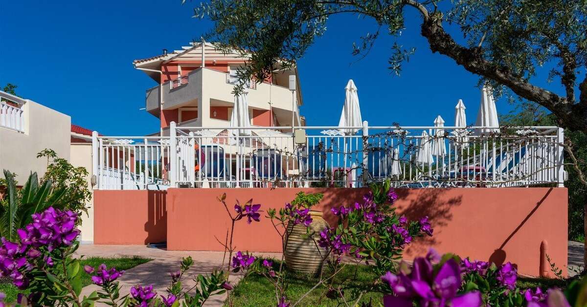 Een foto van de buitenkant van Zante Pantheon Hotel